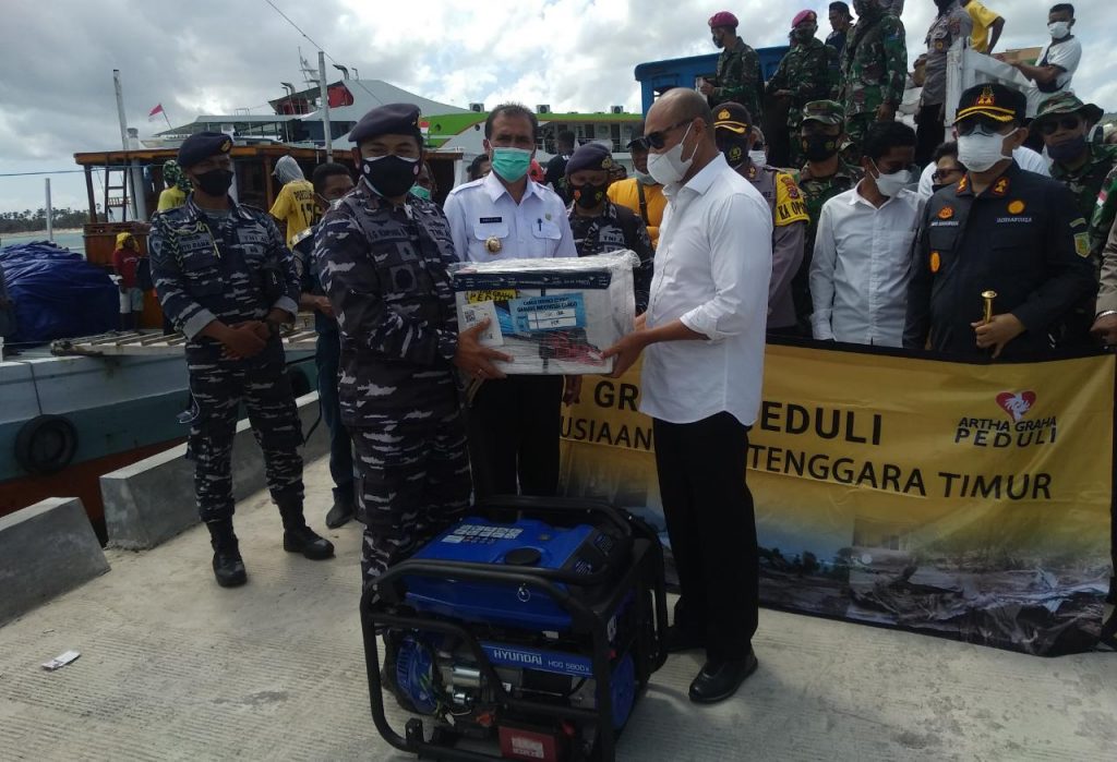 Bantu Warga Sabu Raijua, Danlantamal Serahkan Bantuan Logistik kepada Gubernur