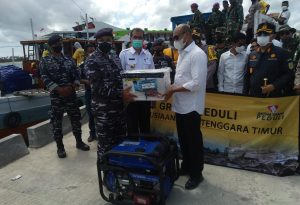 Bantu Warga Sabu Raijua, Danlantamal Serahkan Bantuan Logistik kepada Gubernur