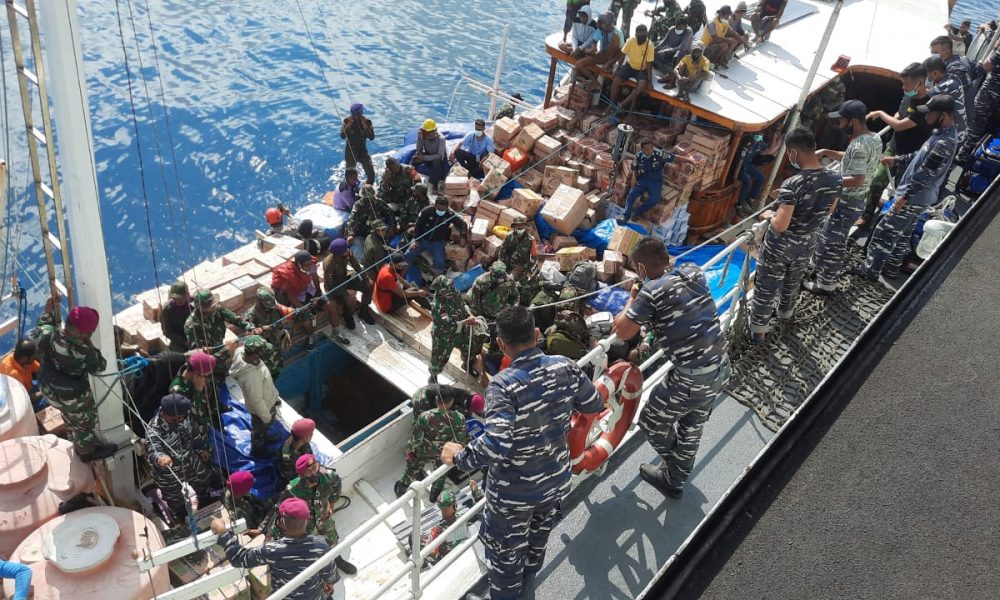KRI Ahmad Yani 351 Fokus Distribusi Bantuan Logistik kepada Korban Badai Seroja di NTT