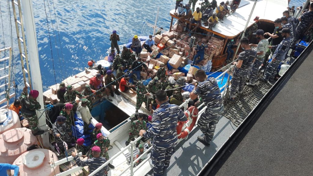 KRI Ahmad Yani 351 Fokus Distribusi Bantuan Logistik kepada Korban Badai Seroja di NTT