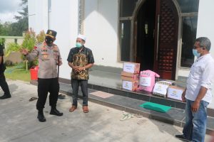 Prihatin dengan Kondisi Warga, Kapolda NTT Salurkan Bantuan Kemanusiaan
