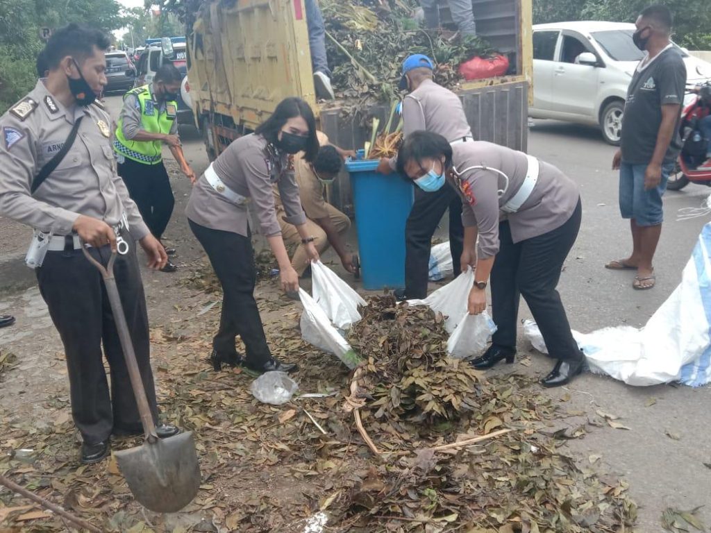 Polantas ‘Serbu’ Bersihkan Sampah Pasca Badai Seroja di Kupang