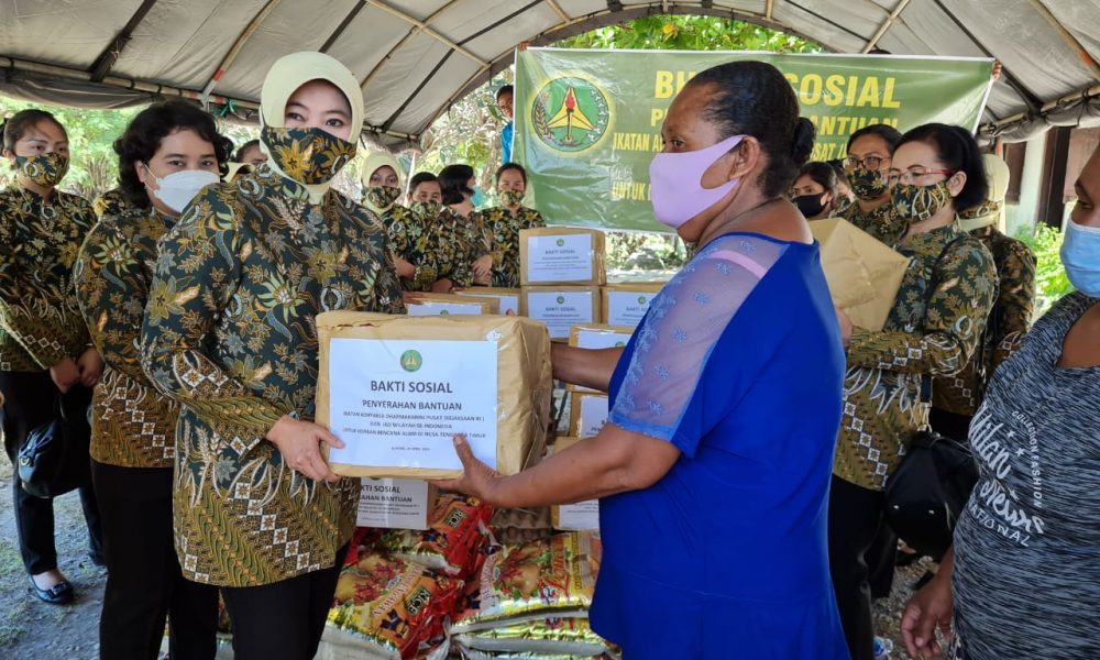 Ketua IAD Pusat Bantu Korban Bencana Alam di NTT