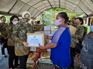 Ketua IAD Pusat Bantu Korban Bencana Alam di NTT