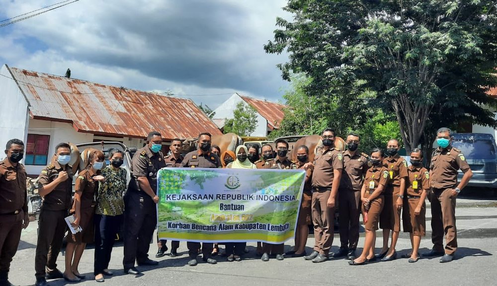 Kejari Lembata Salurkan Bantuan untuk Korban Bencana Alam