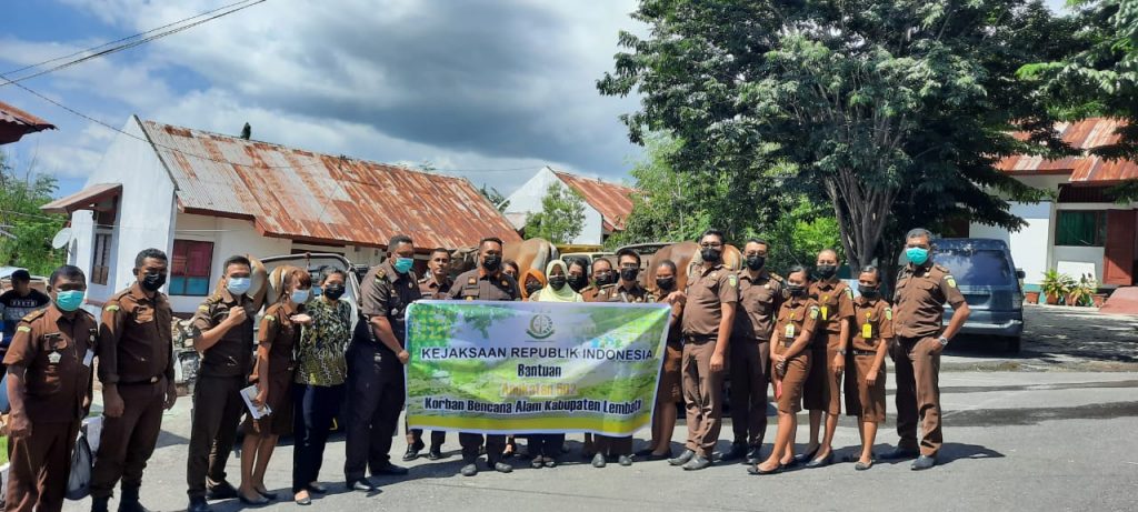 Kejari Lembata Salurkan Bantuan untuk Korban Bencana Alam