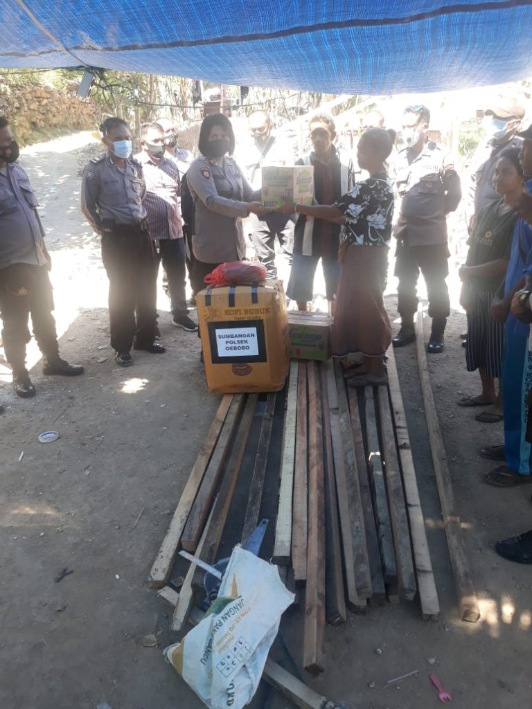 Rumah Warga Hangus Terbakar, Polsek Oebobo Bantu Korban