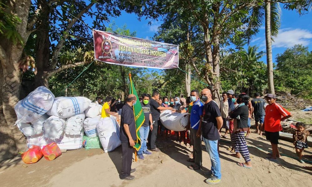 Peduli Korban Bencana di NTT, Ikatan Notaris Indonesia Salurkan Bantuan Bernilai Rp 150 Juta