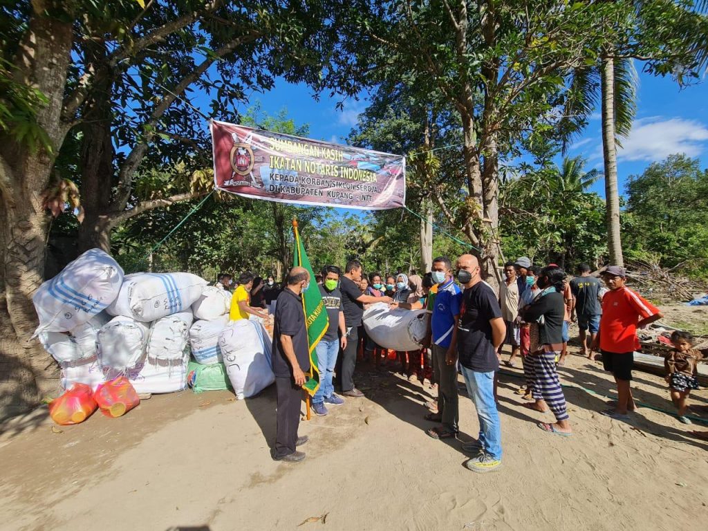 Peduli Korban Bencana di NTT, Ikatan Notaris Indonesia Salurkan Bantuan Bernilai Rp 150 Juta