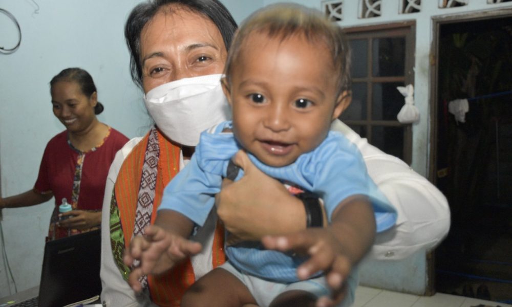 Senyuman Josh, Korban Banjir Bandang di Alor Ketika Dipeluk Menteri Bintang