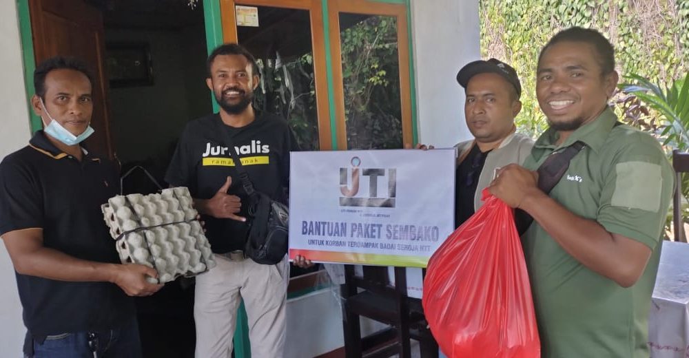 IJTI Provinsi NTT Bantu Jurnalis Televisi Terdampak Seroja di Kupang IJTI Provinsi NTT Bantu Jurnalis Televisi Terdampak Seroja di Kupang