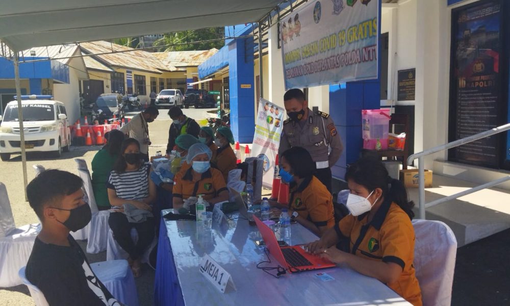 Ditlantas Polda NTT Beri Pelayanan BPKB Sambil Vaksinasi Covid-19 Gratis