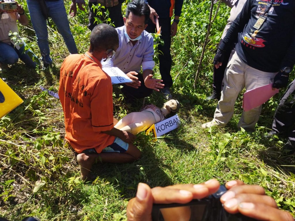 Rekonstruksi, Tinus Tanaem Perankan 23 Adegan, Korban Dinodai Lalu Dibunuh