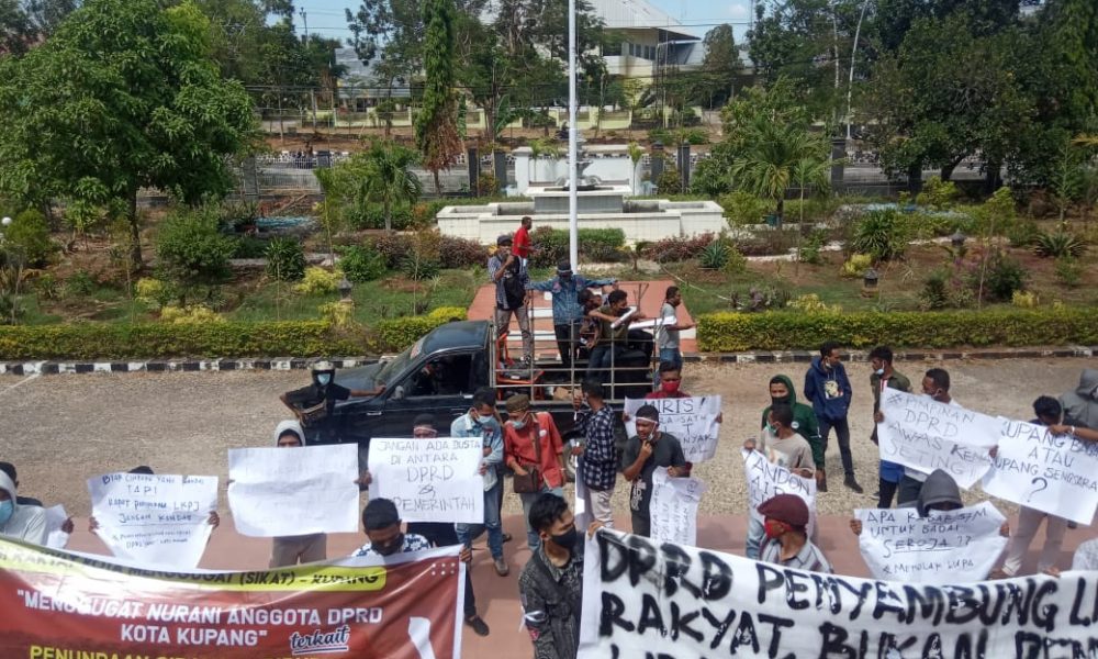 Demo ke DPRD Kota Kupang, Aliansi SIKAT Desak Sidang LKPJ Dilanjutkan