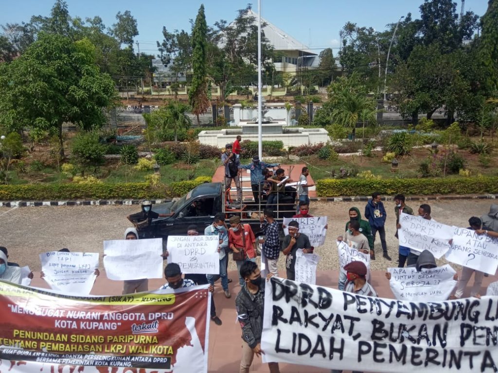 Demo ke DPRD Kota Kupang, Aliansi SIKAT Desak Sidang LKPJ Dilanjutkan