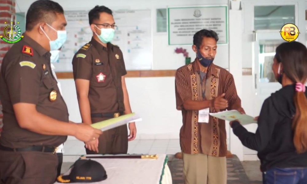Salut! Kejari TTU Kembalikan Sertifikat Tanah Warga yang Disita dari Kades Birunatun, 27 Tahun Disimpan Kades