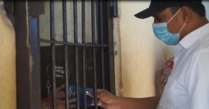 Luar Biasa! Kajari TTU Kunjungi 27 Tahanan di Rutan Polres, Bagikan Alkitab
