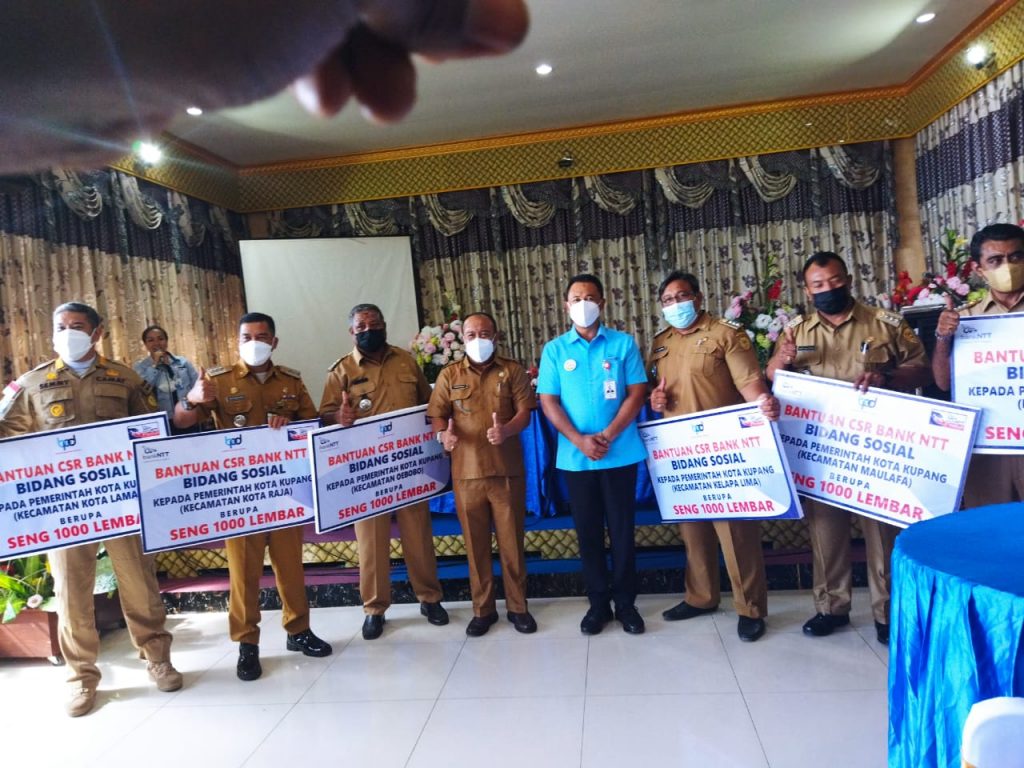 Bantu Korban Badai Seroja di Kupang, Bank NTT Beri 6.000 Lembar Seng