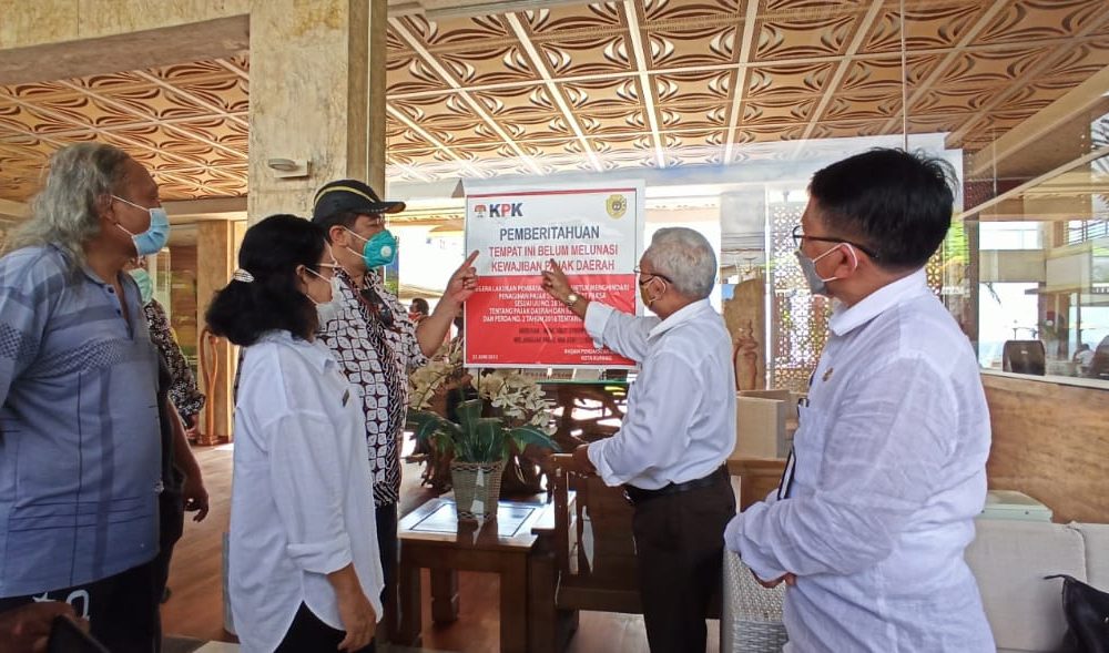 Menunggak Pajak Rp 100 Juta, KPK dan Pemkot Kupang 'Segel' The Kelapa Restaurant