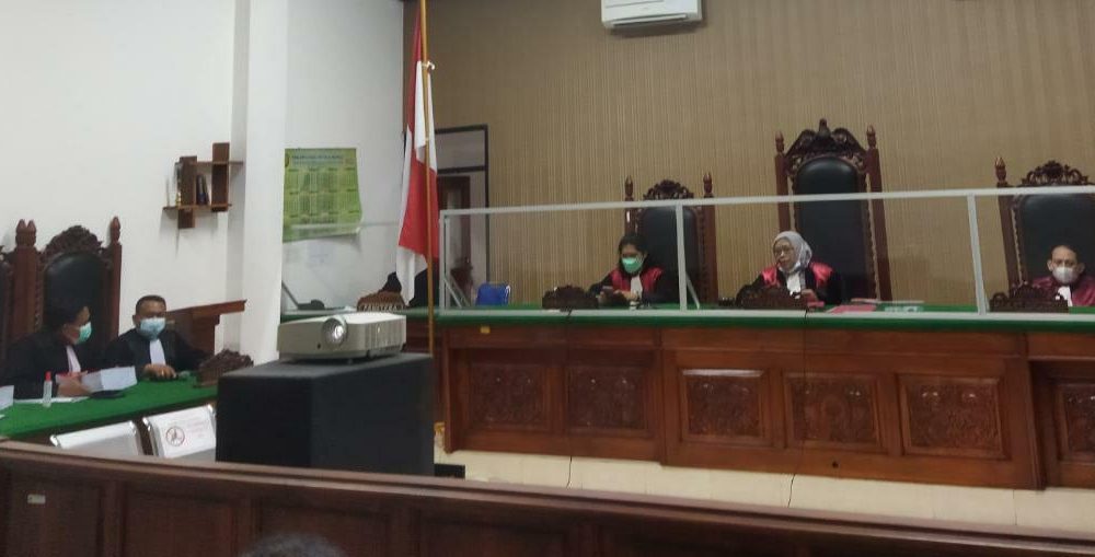 Dituntut 10 Tahun Penjara dan Denda Rp 1 Miliar, Veronika Sukur Pingsan di Ruang Sidang
