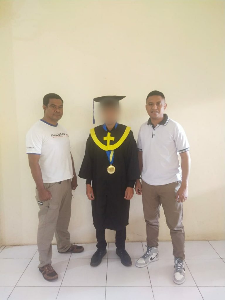 Seorang Tersangka Diwisuda di UKAW Kupang, Dikawal Ketat Polisi