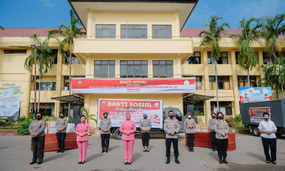Polwan-Bhayangkari Polda NTT Salurkan Ratusan Paket Sembako
