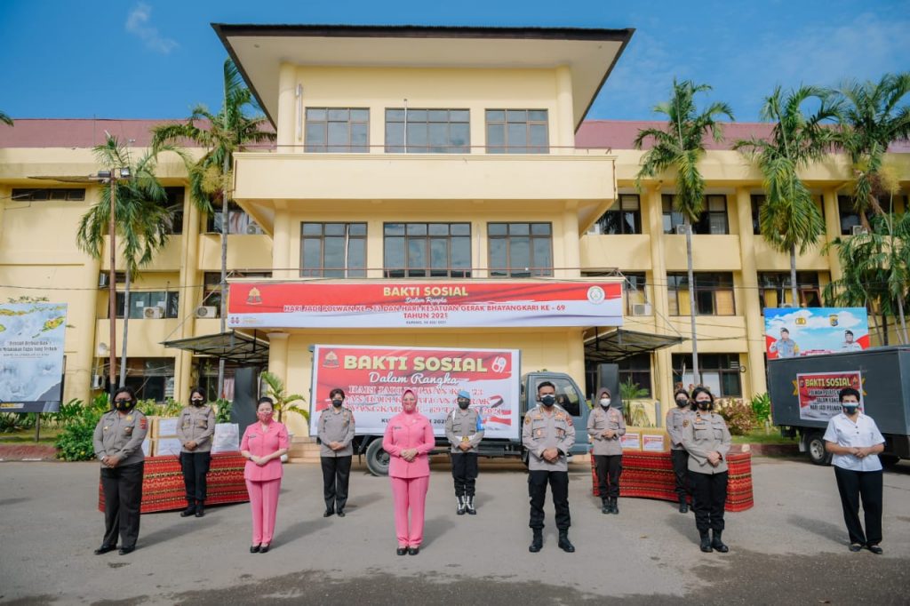 Polwan-Bhayangkari Polda NTT Salurkan Ratusan Paket Sembako