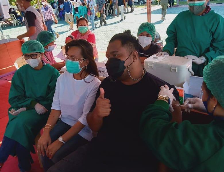 Andmesh Kamaleng Terima Vaksin Covid-19 di Kejati NTT