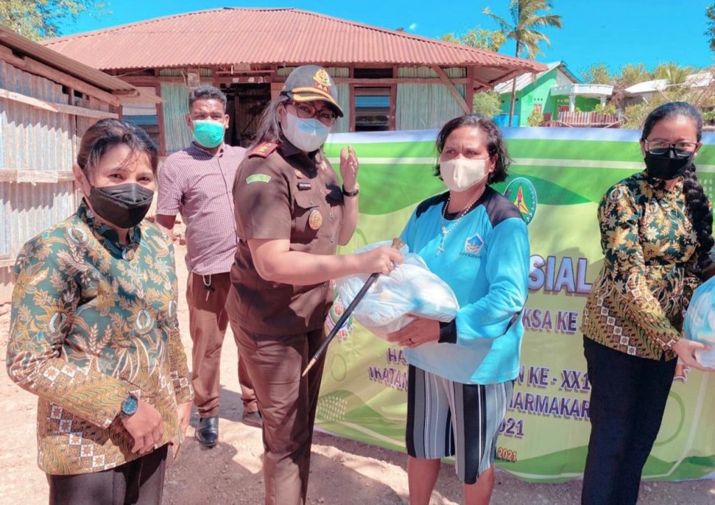 SALUT! Kejari Kabupaten Kupang Salurkan 100 Paket Sembako untuk Warga Kurang Mampu