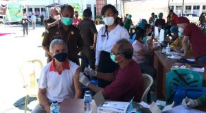 Dua Bulan Mencari Vaksin Covid-19, Rohaniwan Asal Spanyol Akhirnya Dilayani di Kejati NTT