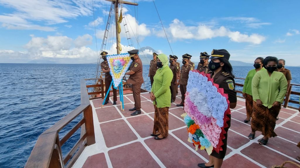Gunakan Kapal Pinisi, Kejari Lembata Gelar Prosesi Tabur Bunga di Teluk Lewoleba
