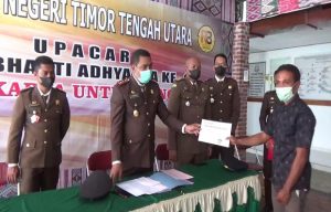 HBA Ke-61, Kejari TTU Hadiahi Tersangka Penganiayaan SKP2 dan Piagam Penghargaan kepada Korban