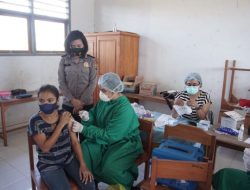 Gandeng Dinkes, Polresta Kupang Beri Pelayanan Vaksinasi Covid-19 Bagi Ratusan Warga Manulai