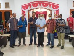 Bupati Sumba Barat dan Sumba Tengah Menilai Chris Mboeik Bisa Majukan Sepakbola NTT