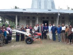 Peduli Petani Sumba Barat, Julie Laiskodat Bantu 6 Unit Hand Traktor