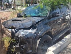 Sopir Mengantuk, Fortuner Tabrak Pohon di Jalan Frans Seda-Kupang