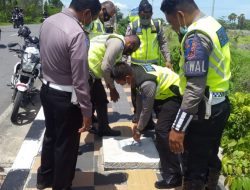 Satlantas Ganti Puluhan Penutup Drainase di Jalan Piet Tallo yang Hilang Dicuri