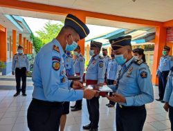 20 Pegawai Lapas Kupang Terima Penghargaan Satya Lencana dan Petugas Pelayanan Terbaik