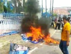 Simpatisan Pendukung Jeriko Bakar Atribut Partai Demokrat di Kupang