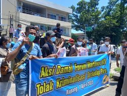 Tolak Kriminalisasi Pers oleh Bupati Malaka, Forum Wartawan Demo di Polda NTT