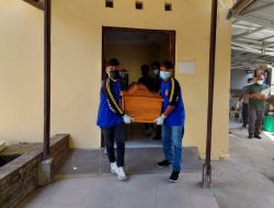Istri dan Anak Tak Mau Hadir, Dinsos dan Polisi Makamkan Jenazah Kakek Yulius Nau di TPU Fatukoa