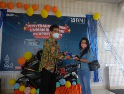 Pimcab BNI Kupang Serahkan Hadiah Motor kepada Pemenang Undian Rejeki BNI