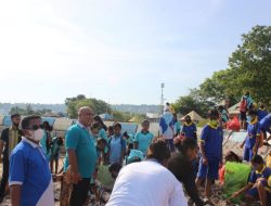 Sambut Hardiknas, Guru dan Siswa SMPN 6 Kupang Bersihkan Pantai