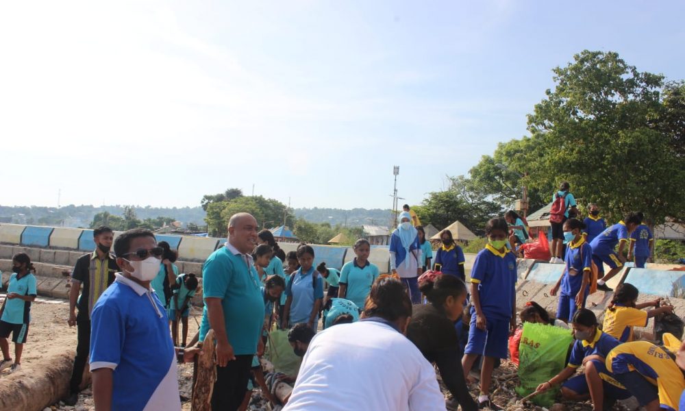 Sambut Hardiknas, Guru dan Siswa SMPN 6 Kupang Bersihkan Pantai