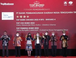 Gubernur VBL, Bank NTT dan Dirut Alex Raih Penghargaan Top BUMD Awards 2022