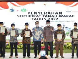 Gubernur Ridwan Kamil Serahkan 502 Sertifikat Tanah Wakaf untuk Masyarakat