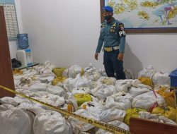 Lantamal VII Amankan 1.950 Liter Sopi Kisar di Pelabuhan Tenau-Kupang