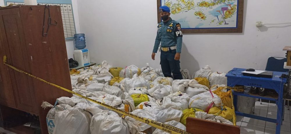 Lantamal VII Amankan 1.950 Liter Sopi Kisar di Pelabuhan Tenau-Kupang