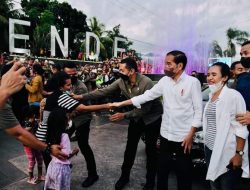 Presiden Jokowi dan Ibu Iriana Disambut Histeris Warga Ende