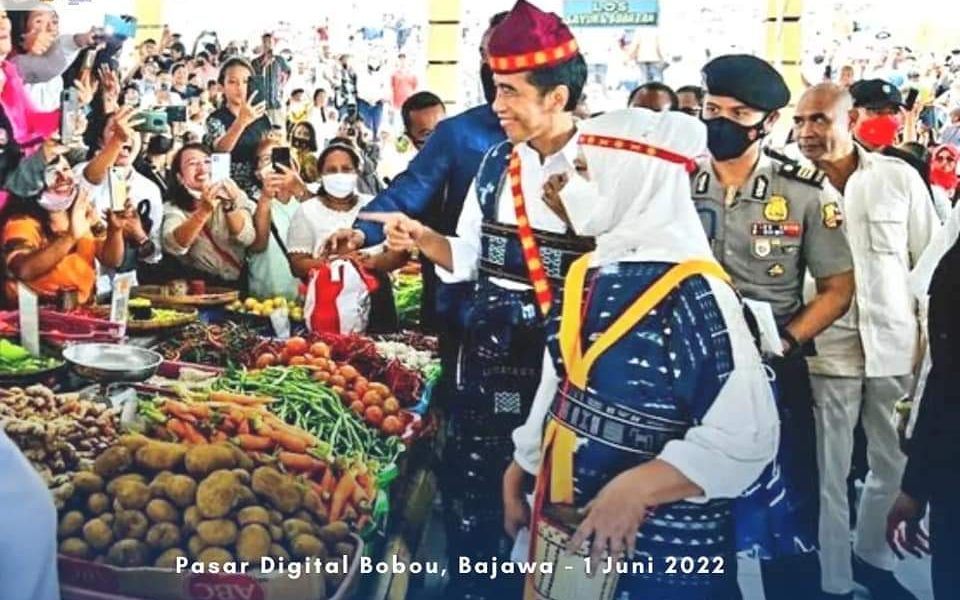 Presiden Jokowi Kunjungi Pasar Digital Bank NTT di Bajawa, Dirut Alex: Ini Motivasi Luar Biasa Presiden Jokowi Kunjungi Pasar Digital Bank NTT di Bajawa, Dirut Alex: Ini Motivasi Luar Biasa